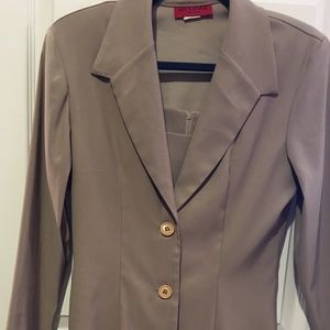 💄Alyn Paige tan dress suit